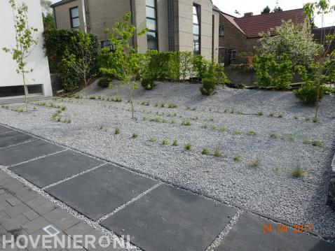 Onderhoudsarme tuin met grote siertegels en grind