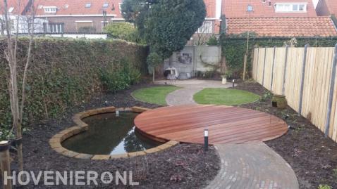 Tuin met ronde vormen, vijver, houten vlonder en klein gazon 1
