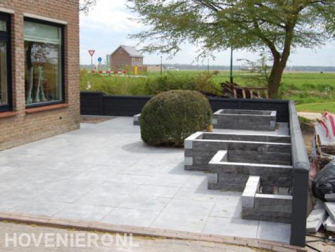 Voortuin met bestrating en plantenbakken