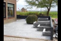 Voortuin met bestrating en plantenbakken