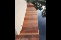 Houten vlonder bij het water