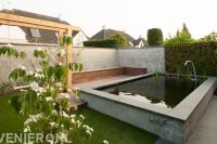 Tuinaanleg met vijver, vlonder, kunstgras en pergola met schommel