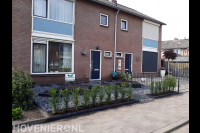 Onderhoudsarme voortuin met grof grind en plantenbakken