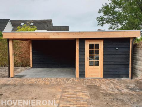 Houten overkapping met berging en bestrating