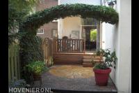 Stadstuin met sierbestrating en vlonderterras