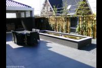 Tuinaanleg met bestrating, vijver, schutting en leibomen