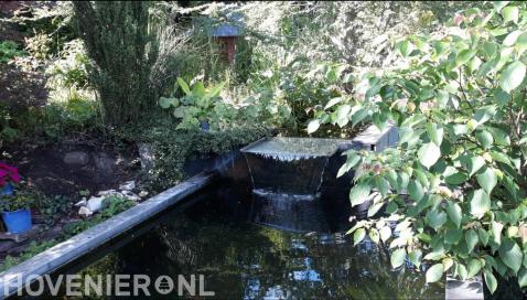 Grote vijver met waterval