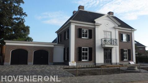 Oprit en voortuin bij villa