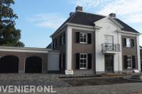 Oprit en voortuin bij villa