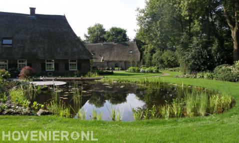 Boerderijtuin met grote natuurlijke vijver