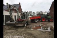 Grondwerk met graafmachine en tractor met kieper