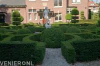 Klassieke tuin met vormsnoei van buxushagen en buxusbollen 2