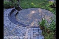 Bestrating van koppelstenen in cirkel patroon