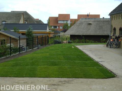 Tuinaanleg met bestrating, gazon van graszoden en hekwerk