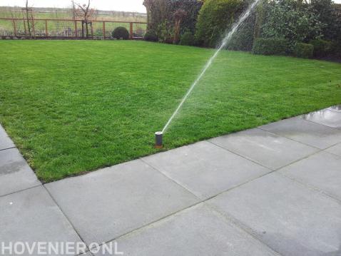 Beregening van gazon met sprinklers