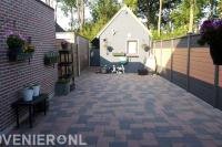 Achtertuin aanleggen met schutting en bestrating