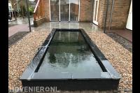 Strakke vijver omgeven door houtsnippers