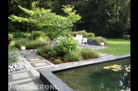 Ruime tuin met vijver en zithoek