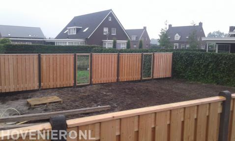 Hout beton schutting met panelen van betongaas