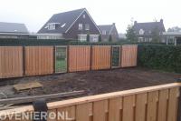 Hout beton schutting met panelen van betongaas