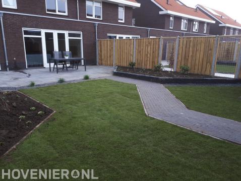 Tuinaanleg met terras, graszoden en schutting