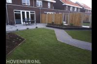 Tuinaanleg met terras, graszoden en schutting
