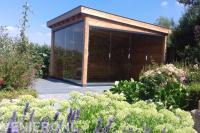 Luxe veranda met glazen wanden