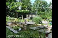 Grote vijver met watermuur en vlonder 2