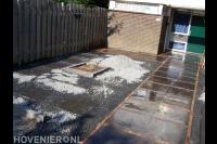 Verharding van tuin met bestrating van tuintegels en klinkers en split