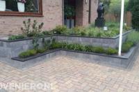 Verhoogde plantenbakken met hoogteverschil en ornament