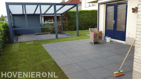 Achtertuin met terras, gazon, overkapping en vlonder