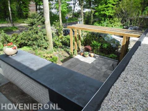 Tuin met hoogteverschillen en pergola 1