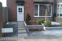 Onderhoudsarme voortuin met plantenbakken van stapelblokken 1