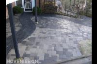 Bestrating in wildverband en looppad van grijze waaltjes