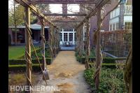 Klassieke tuin met grote houten pergola