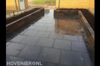Strakke tuin met grote tegels