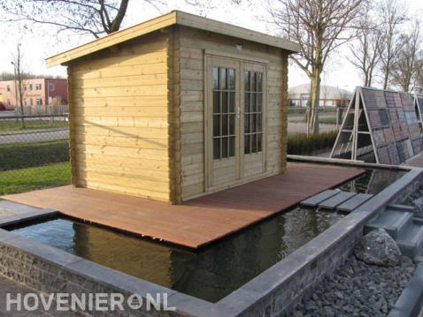 Houten tuinhuis op vlonder in vijver