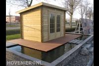 Houten tuinhuis op vlonder in vijver
