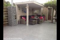 Houten terrasoverkapping met tuinhaard en bestrating met siertegels 1