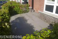 Voortuin met betontegels en beukenhaag