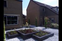 Onderhoudsarme voortuin met bestrating, grind en plantenbakken 2