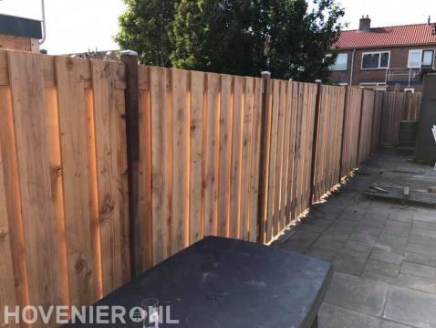 Houten schutting plaatsen