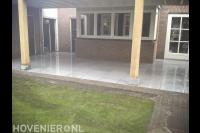 Bestrating van keramische tegels onder overkapping