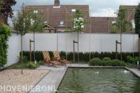 Moderne tuin met bestrating, grind, vijver en leibomen 1