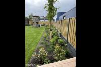 Tuin met gazon, speeltoestel en border