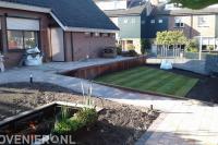 Tuinaanleg met vijver, graszoden, bestrating en verhoogd terras