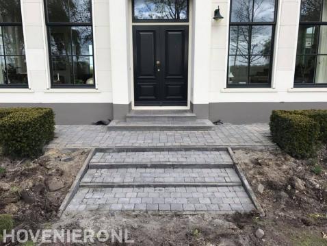 Entree met straatwerk van koppelstenen en trappetje