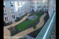 Binnentuin met looppad en gazon