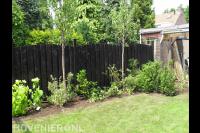 Donkere houten schutting
