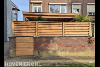 "Moderne overkapping met shutterscherm voor optimaal comfort"